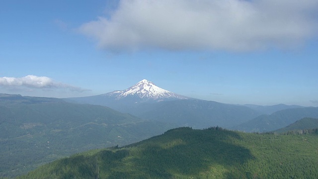 胡德山的雪峰夹在云和森林之间视频素材