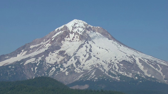 从胡德山白雪皑皑的山峰上缩小镜头视频素材