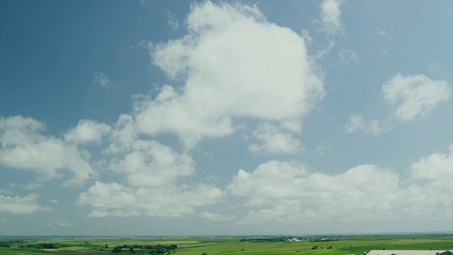 美丽的天空和绿色的农田视频素材