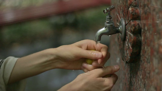 夏日里，水龙头在户外提供清爽的水视频素材