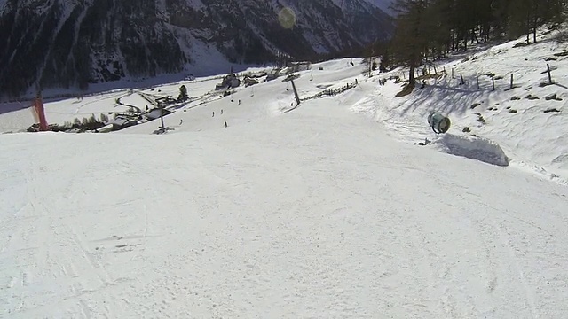 高山景观中的POV滑雪骑行视频素材