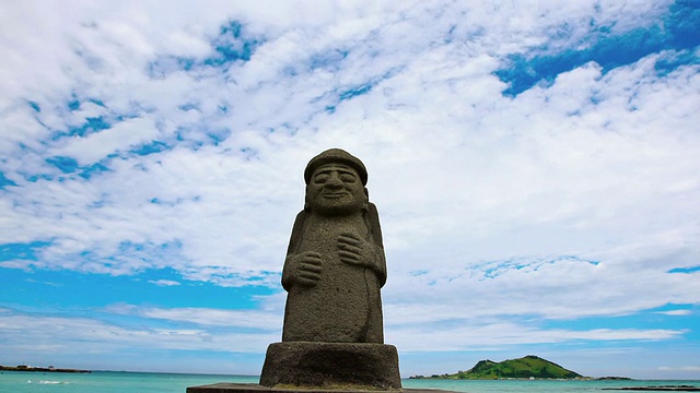 WS LA T/L Dolharubang拍摄(传统的济州岛石像)Harubang和云景，比阳道岛/济州岛，韩国视频素材