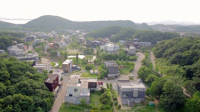 韩国京畿道坡州Heyri艺术村的WS鸟瞰图视频素材