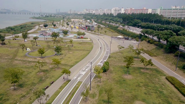 韩国首尔，邯钢河畔公园自行车手鸟瞰图视频素材