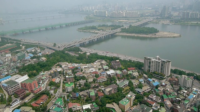 WS PAN鸟瞰图韩江大学桥地区/首尔，韩国视频素材