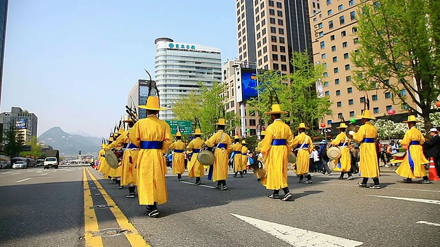 韩国首尔，传统的韩国服饰游行队伍抬着轿子穿过市政厅广场视频素材