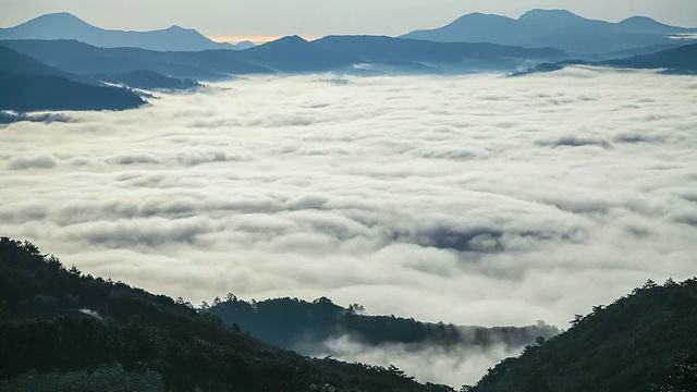 韩国江原道江陵市安坂德村的云海景观视频素材