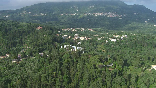 从空中俯瞰阿基里斯翁宫殿，背景为山脉/科孚岛，爱奥尼亚群岛，希腊视频素材