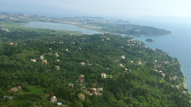 希腊爱奥尼亚群岛，Kerkyra(科孚岛)与阿基利翁宫殿附近的海洋的WS鸟瞰图视频素材