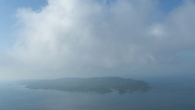 希腊爱奥尼亚群岛附近的Paxi / Corfu岛的云层鸟瞰图视频素材