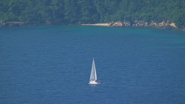 希腊爱奥尼亚群岛莱夫卡达海岸的WS航空频道和湖，有渔船和建筑视频素材