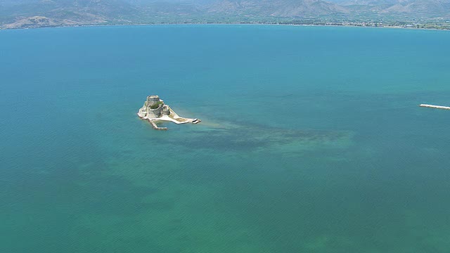 希腊伯罗奔尼撒半岛的Nafplio / Nafplio的bourtzi城堡和海湾视频素材