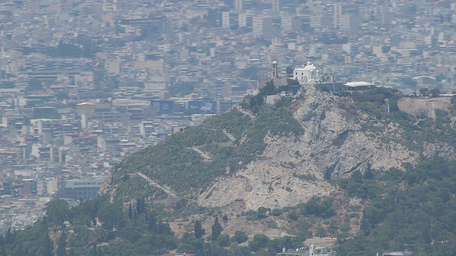 希腊阿提卡市雅典山顶教堂的MS AERIAL Shot视频素材