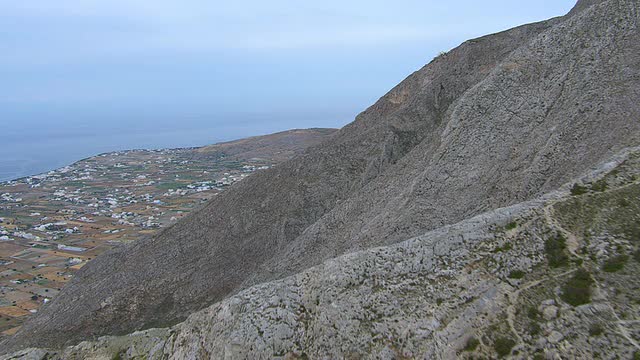 风景鸟瞰图和村庄附近的圣托里尼海岸/圣托里尼，Cyclades，希腊视频素材