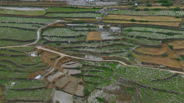 希腊基克拉迪斯圣托里尼附近的采石场的WS AERIAL ZI视图视频素材