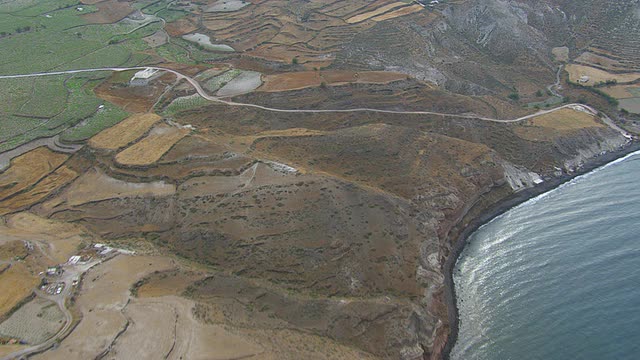 WS鸟瞰图房屋和景观与岩石海岸和海岸线/圣托里尼，基克拉迪斯，希腊视频素材