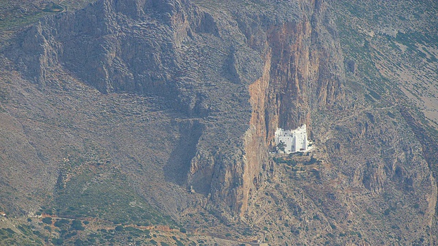 在岩石墙修道院鸟瞰图/ Amorgos，基克拉迪斯，希腊视频素材