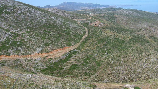 风景鸟瞰图和带有山脉的单间房屋/ Amorgos, Cyclades，希腊视频素材