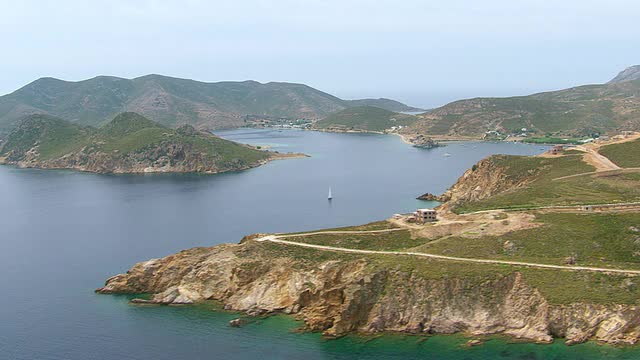 海湾鸟瞰图与游艇和房子在帕特莫斯岛，基克拉迪斯，希腊视频素材