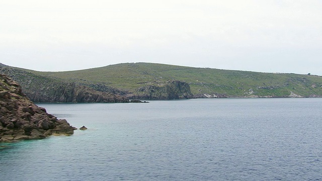 风景和海岸的WS鸟瞰图/帕特莫斯，基克拉迪斯，希腊视频素材