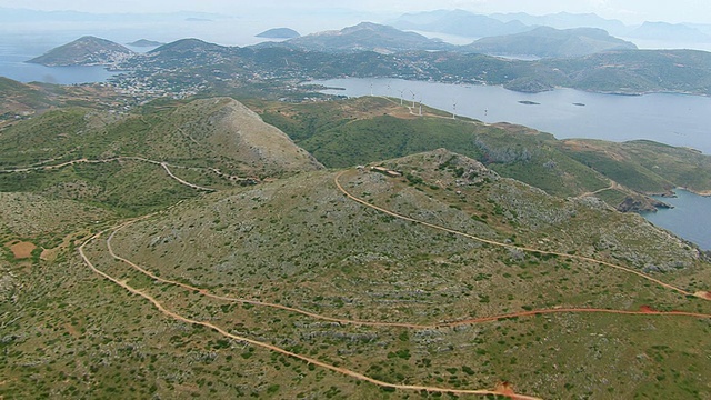 风景鸟瞰图和风车在帕特莫斯岛，基克拉迪斯，希腊视频素材