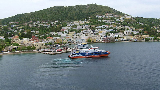 WS ZI鸟瞰图附近海岸的渡轮与房屋和停车场/ Leros, Cyclades，希腊视频素材