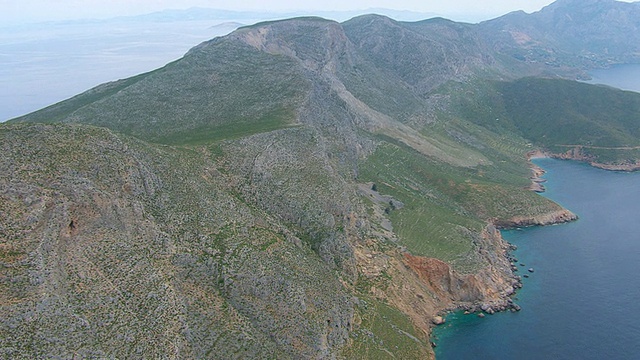 WS鸟瞰图的山脉与海岸/ Kalymnos，基克拉迪斯，希腊视频素材