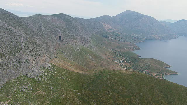 WS鸟瞰图在山脉/ Kalymnos，基克拉迪斯，希腊视频素材