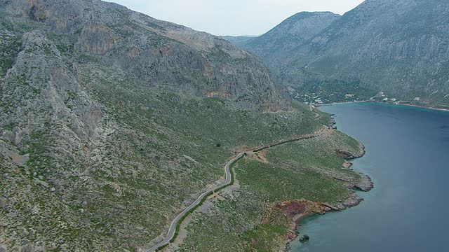 WS鸟瞰图上的街道和Vathi山谷与小镇/ Kalymnos，基克拉迪斯，希腊视频素材