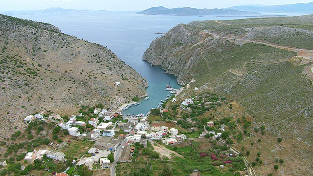 WS鸟瞰图农田，房屋在城镇与海洋/ Kalymnos，基克拉迪斯，希腊视频素材