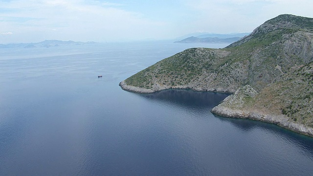 沿海岸行驶的水泥货轮鸟瞰图/ Kalymnos, Cyclades，希腊视频素材