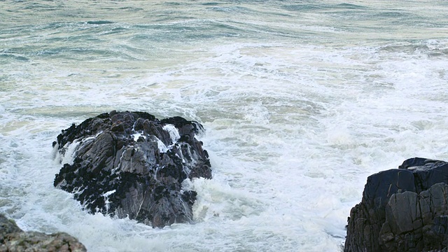 WS SLO MO PAN海浪冲击海岸岩石/哈里斯岛，苏格兰，英国视频素材