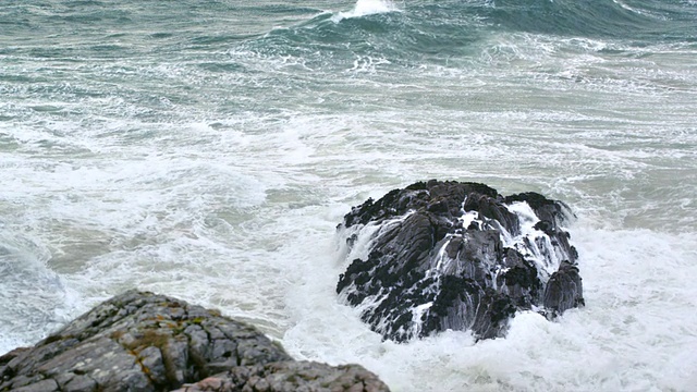 MS SLO MO海浪冲击海岸岩石/哈里斯岛，苏格兰，英国视频素材