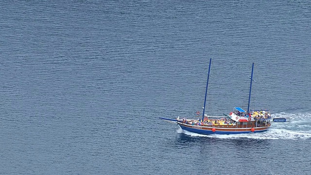 WS ZI在开阔水域/ Kalymnos，基克拉迪斯，希腊的brigantine视频素材