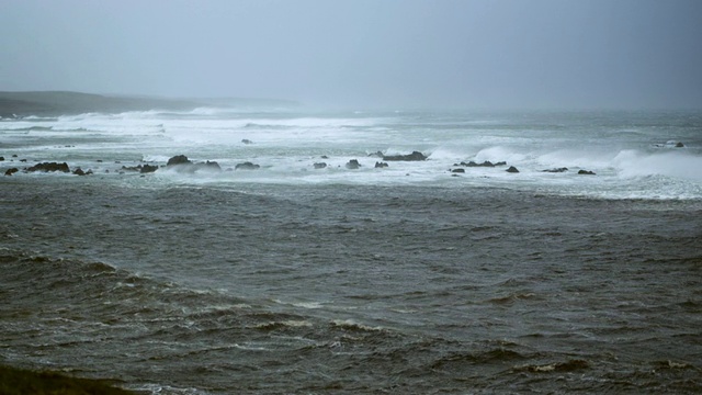 英国苏格兰刘易斯岛，暴风雨天气，汹涌的海浪拍打着岩石海岸视频素材