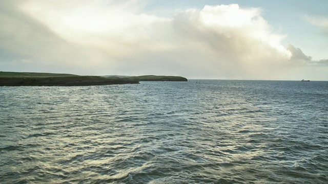 WS POV渡船经过刘易斯岛海岸与太阳和云/ Stornoway到阿勒浦渡轮，苏格兰，英国视频素材