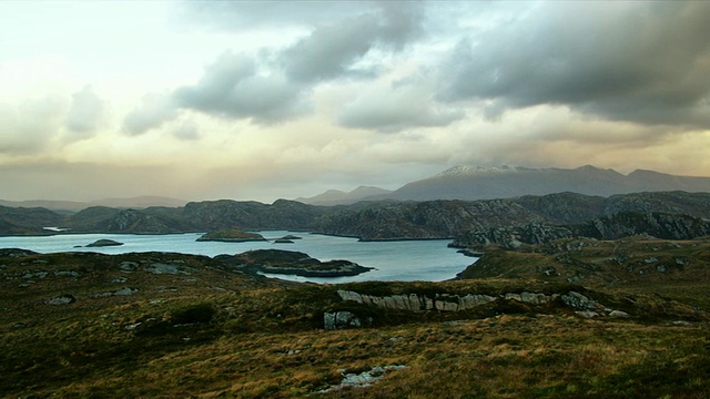 WS PAN海洋高地风景和白雪皑皑的山脉与夜晚的光和云/ Kinlochbervie，苏格兰，英国视频素材