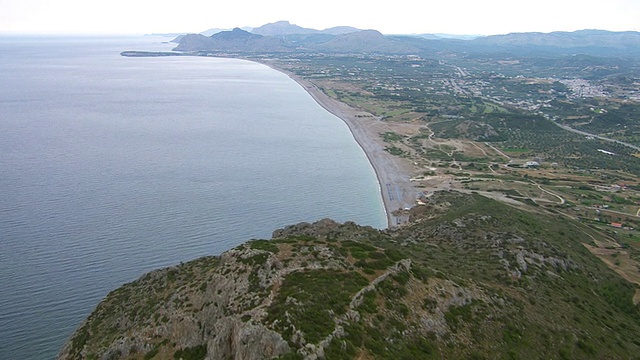 罗兹岛的WS航空海岸线，有建筑物、海滩和山丘/罗兹岛，十二岛尼斯，希腊视频素材