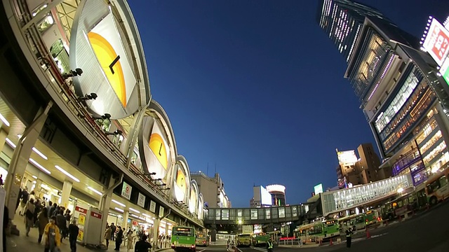 涩谷站东门夜景/东京涩谷，日本视频素材