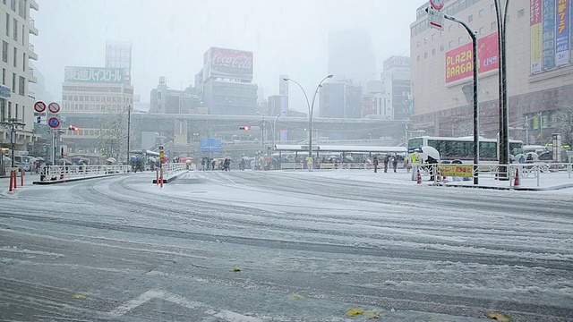 在雪天/涉谷，东京，日本，涉谷站西的WS视图视频素材