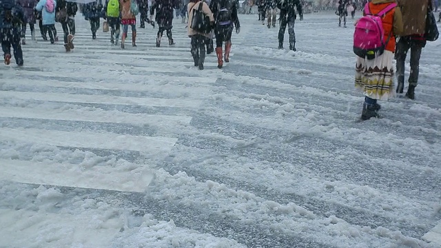 MS拍摄的涉谷十字路口雪天和人们过马路/涉谷，东京，日本视频素材