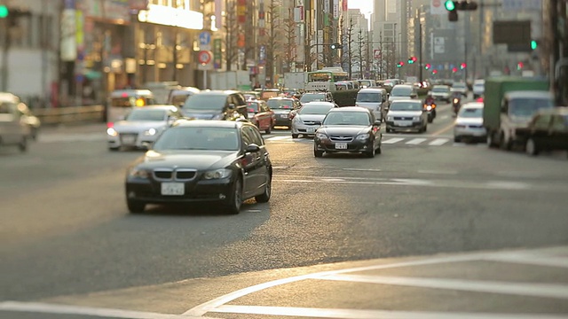 在日本东京新宿，人们穿过繁忙的街道和过往的车辆视频素材