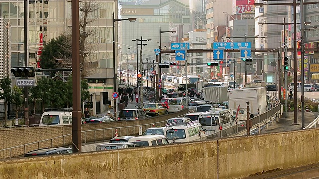 日本东京新宿城市的交通堵塞视频素材