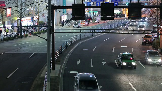 日本东京新宿，夜间运行在城市主要街道上的MS T/L车辆视频素材