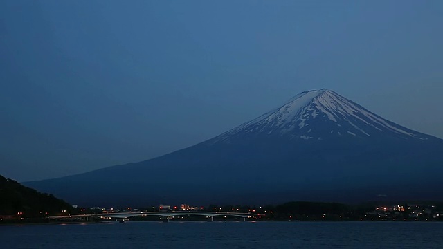 富士山和川口湖的夜景/藤吉田，山梨县，日本视频素材