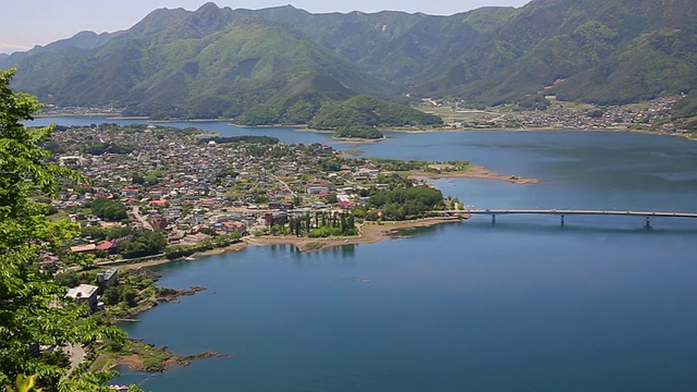 被山和川口湖环抱的小镇和桥/藤吉田，山梨县，日本视频素材