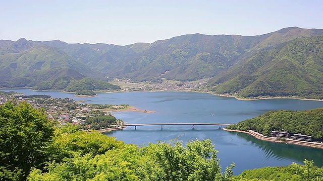 被山和川口湖环抱的小镇，还有桥/藤吉田，山梨县，日本视频素材