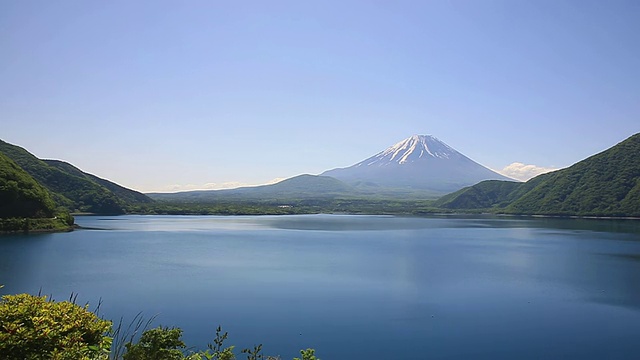 富士山和元津湖春景/富士吉田，山梨县，日本视频素材