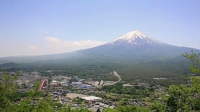 WS ZO拍摄于日本山梨县富士山脚下的城镇视频素材