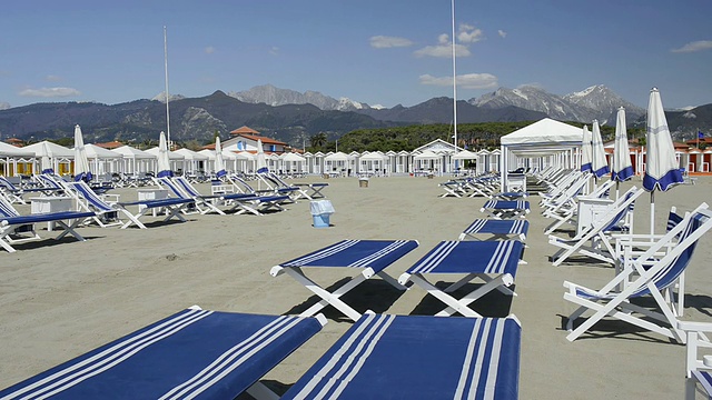 MS Shot of Deck chairs on Beach, Apuan Alps / Forte dei Marmi，托斯卡纳，意大利视频素材